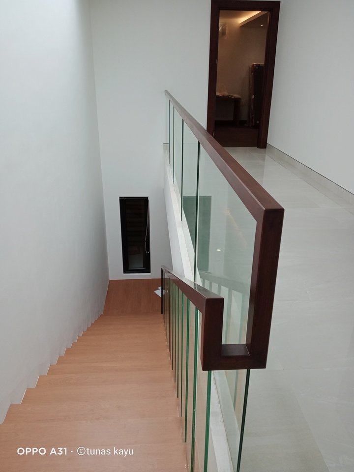 Produksi hand railing kayu minimalis dan trap tangga kayu jati solid kustom dengan finishing presisi.