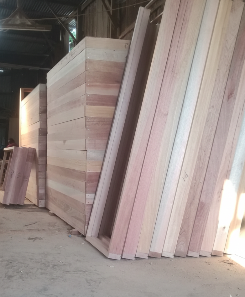 Produsen Kusen dan Jendela Kayu Solid Jakarta kusen pintu dan jendela kayu solid berkualitas di workshop manufaktur Jakarta.