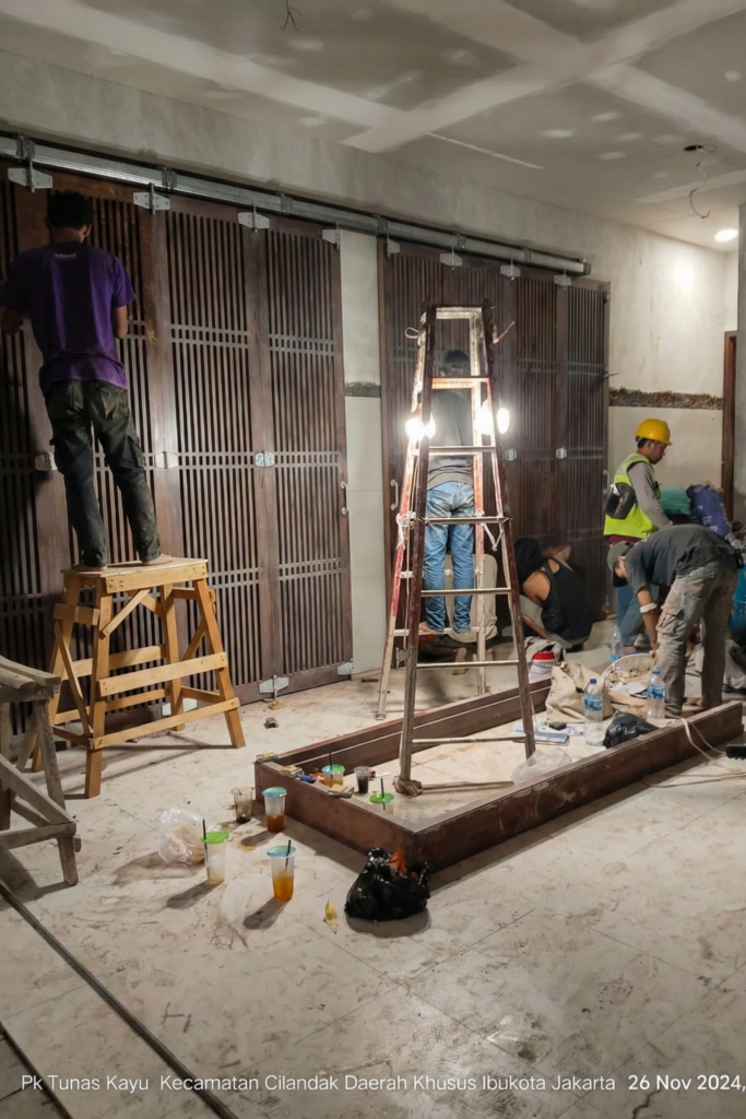 Proses Pemasangan Pintu Garasi Kayu Solid Jakarta - PK Tunas Kayu