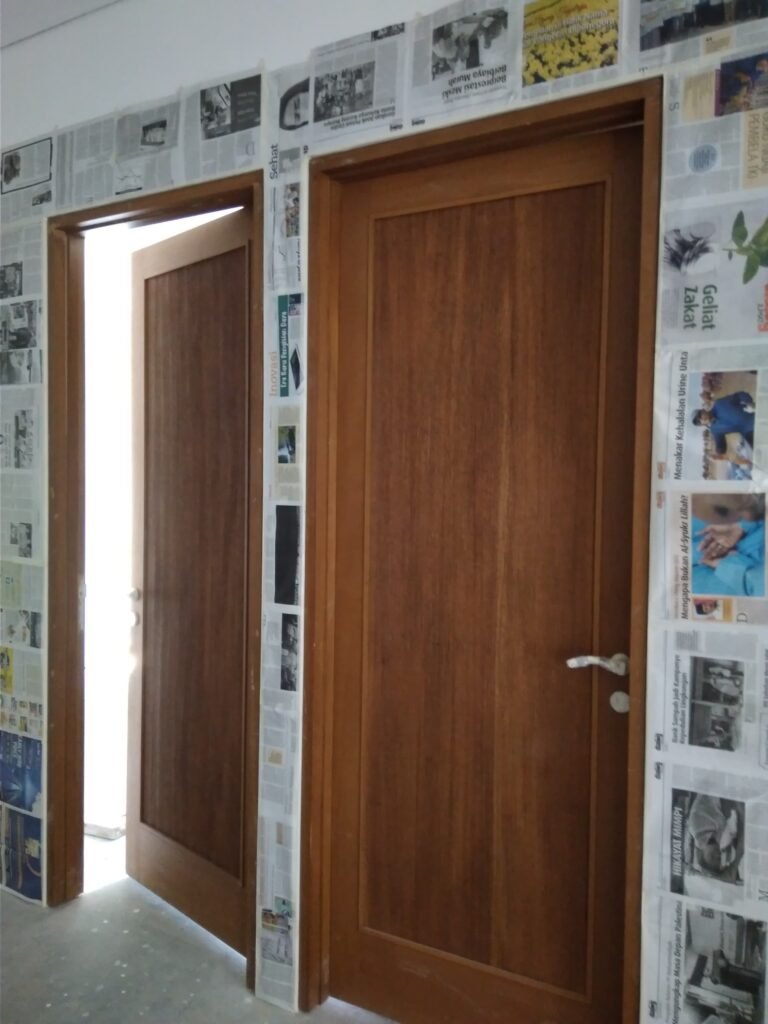 Pintu kayu jati solid minimalis dengan serat alami hasil produksi workshop PK Tunas Kayu Jakarta