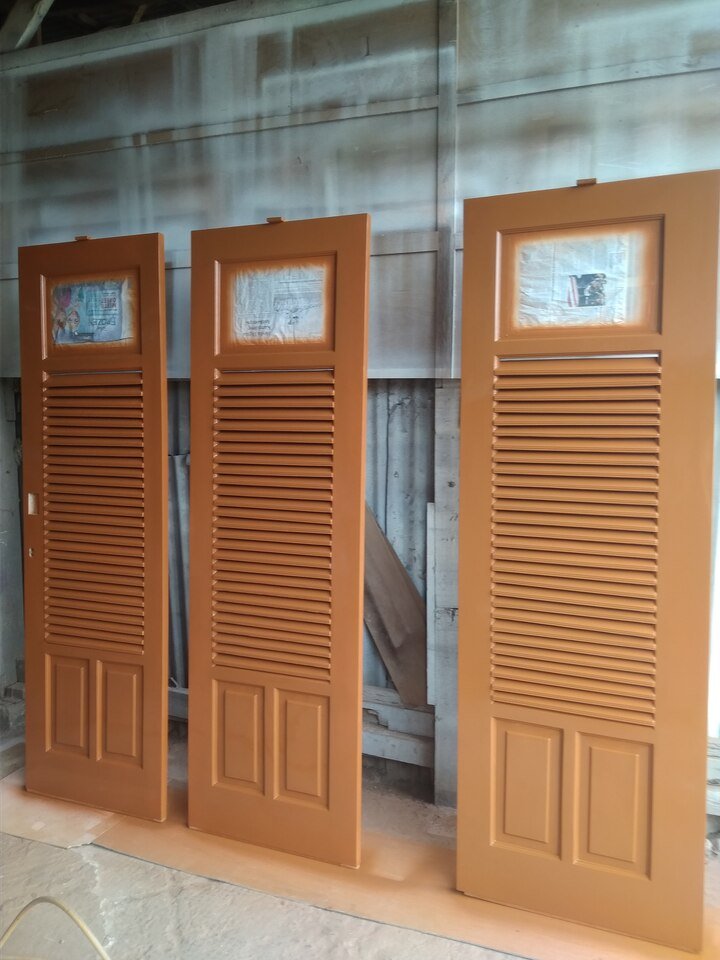 PK Tunas Kayu menyediakan berbagai tipe pintu mulai dari kayu solid hingga engineering door dengan pengerjaan presisi untuk kebutuhan interior dan eksterior. Supplier pintu kayu solid jati dan pintu engineering untuk proyek perumahan di Jakarta.