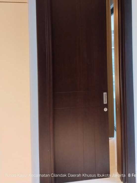 Pintu kayu solid sliding Jakarta dengan mekanisme rel halus untuk partisi ruangan minimalis modern