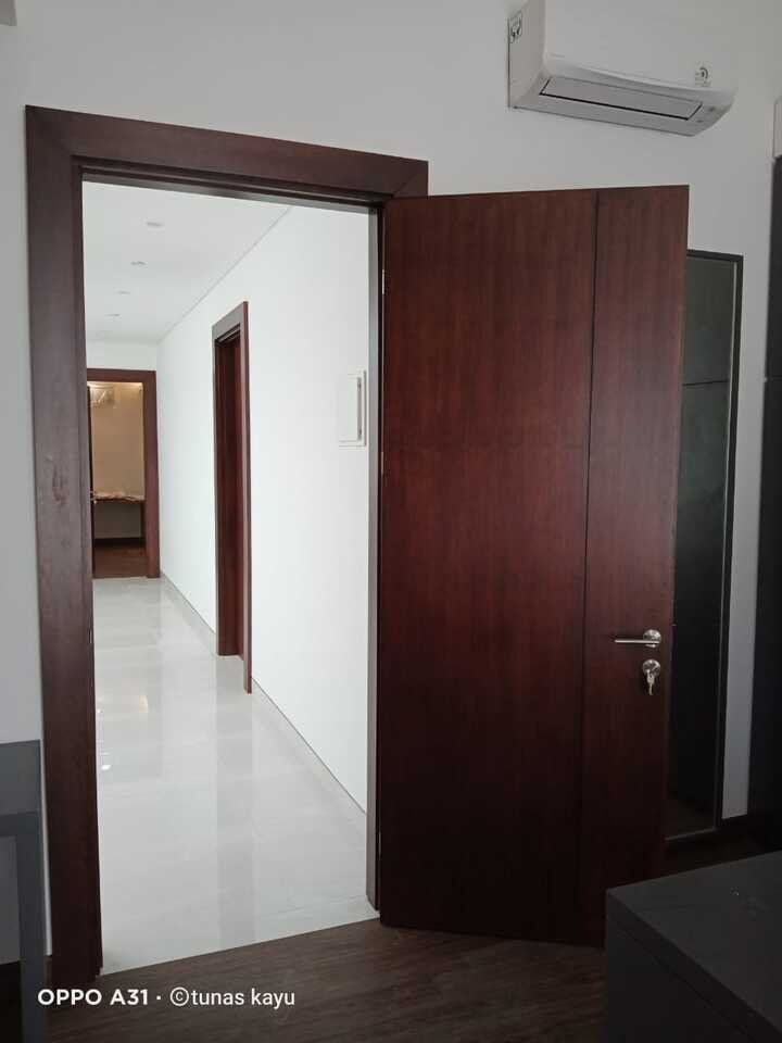 Pintu kayu solid Merbau oven Jakarta dengan serat lurus kemerahan yang mewah untuk pintu utama rumah minimalis