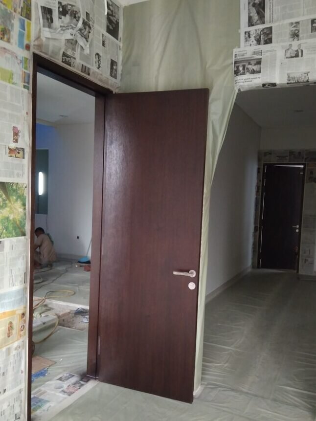 Proses finishing cat melamik pintu kayu jati di workshop PK Tunas Kayu untuk hasil gloss premium yang tahan lama.