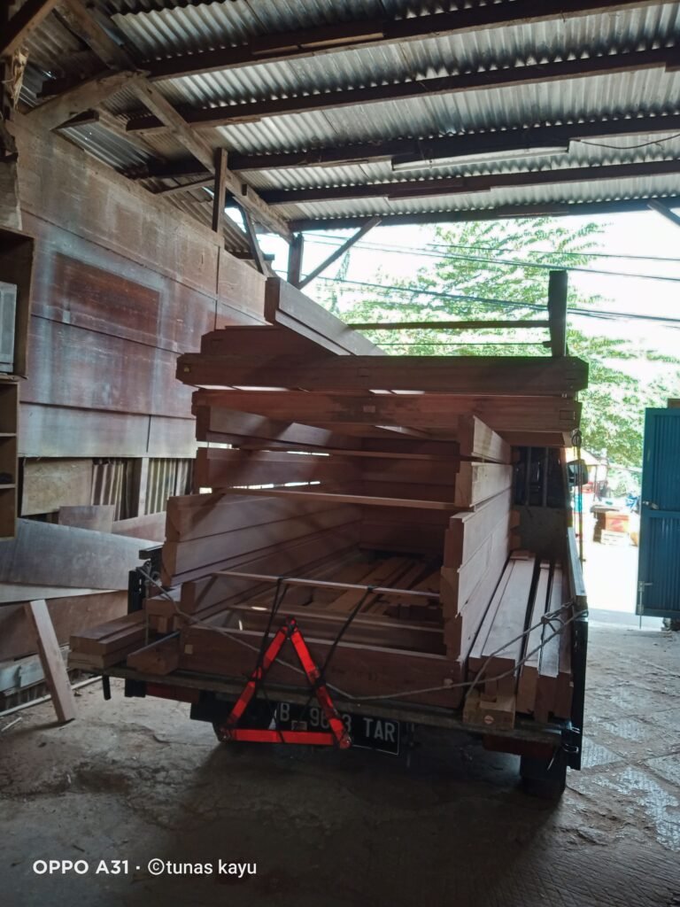 Produsen Kusen dan Jendela Kayu Solid Jakarta kusen pintu dan jendela kayu solid berkualitas di workshop manufaktur Jakarta.