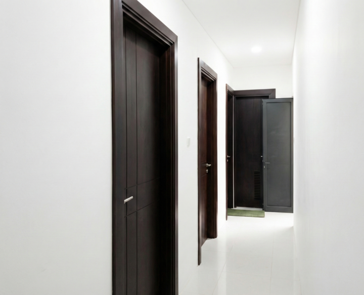 Jual Pintu Kayu Merbau Solid Jakarta - PK Tunas Kayu Pintu kayu solid Merbau oven Jakarta dengan serat lurus kemerahan yang mewah untuk pintu utama rumah minimalis